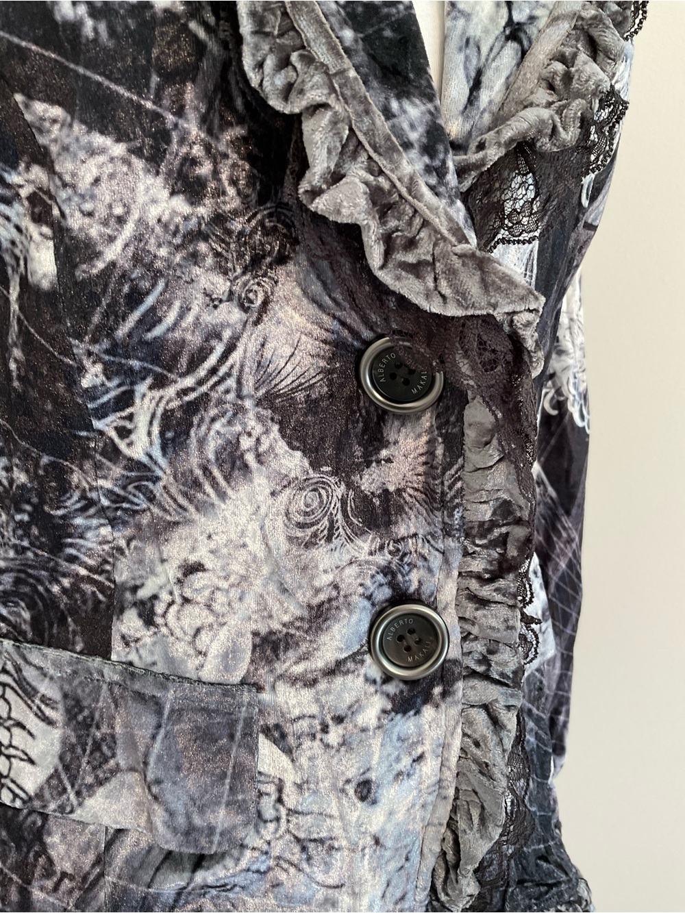 Alberto Makali Monochrome Abstract Floral Print Velvet Jacket - Picture 7 of 8